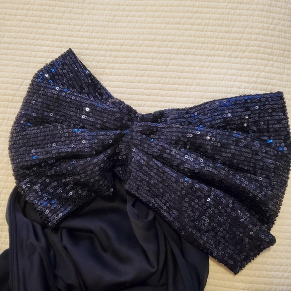 Lauren Ralph Lauren Crepe One Shoulder Evening Gown with Sequined Bow - Picture 6 of 6